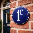 House number round with colored edge