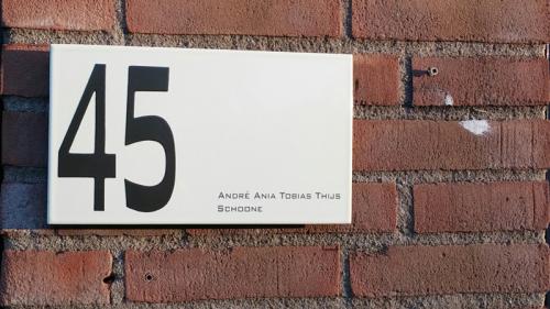 House nr + name Robina