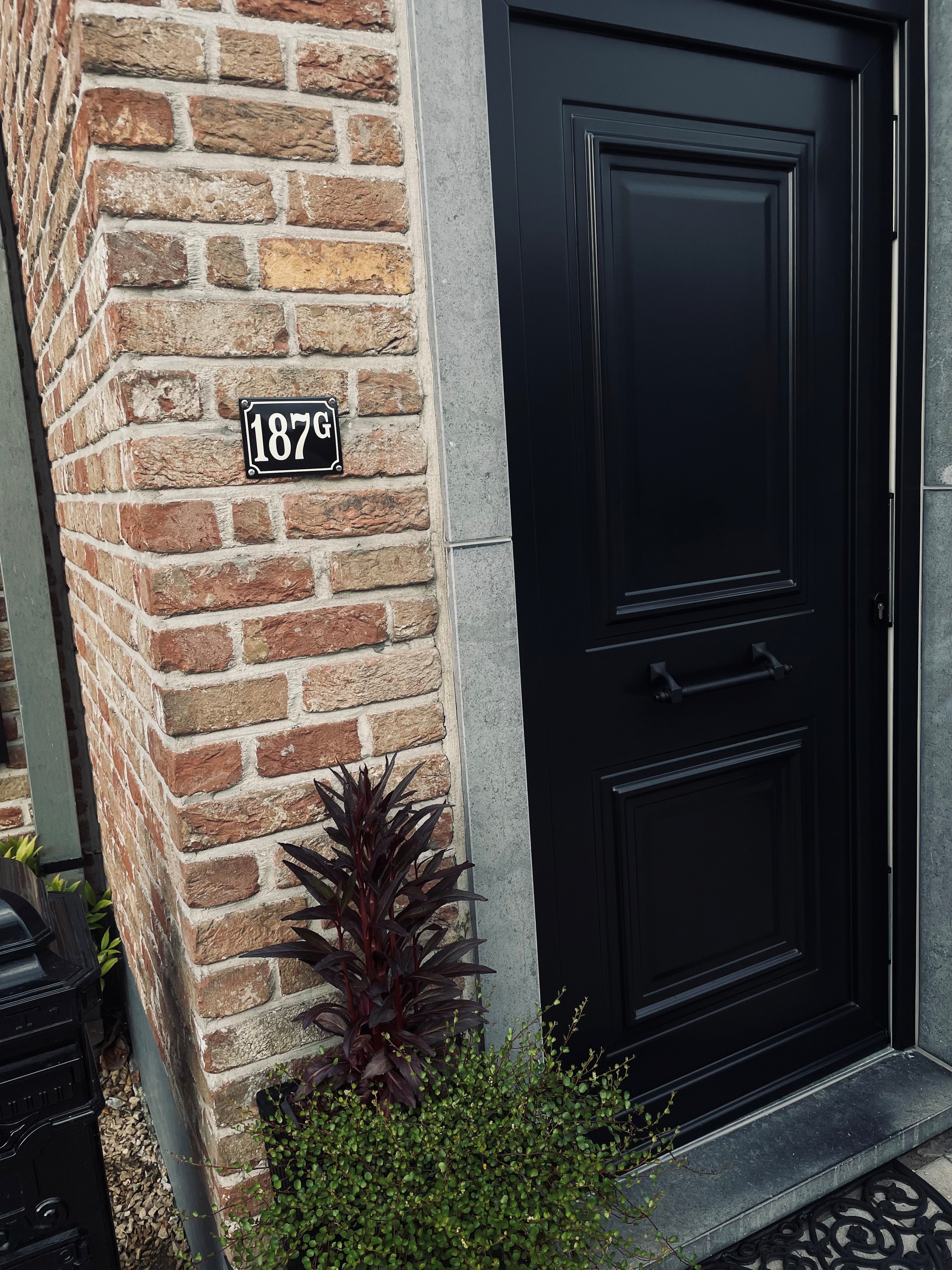 House number curved with frame