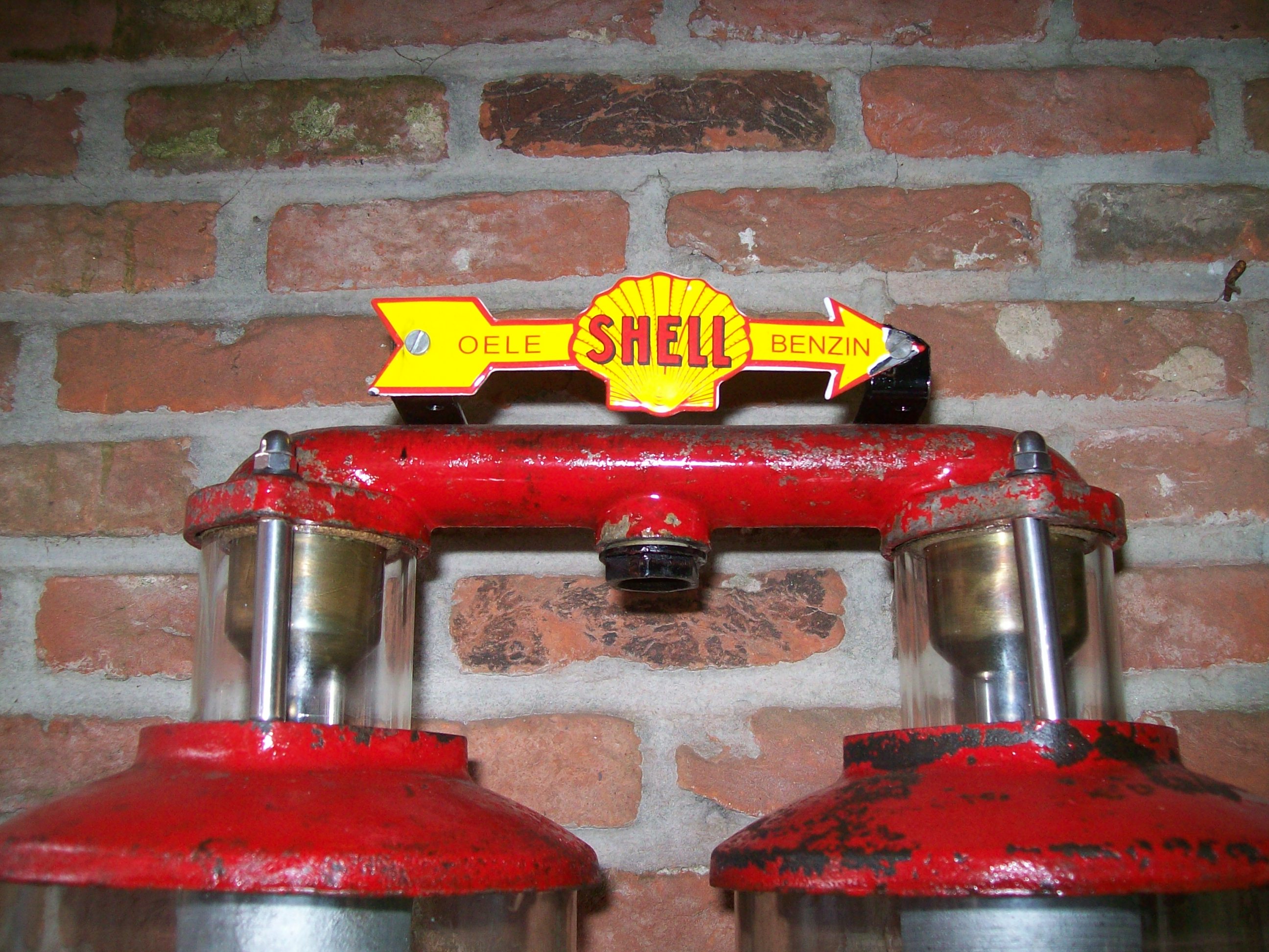 Arrow shaped Shell sign