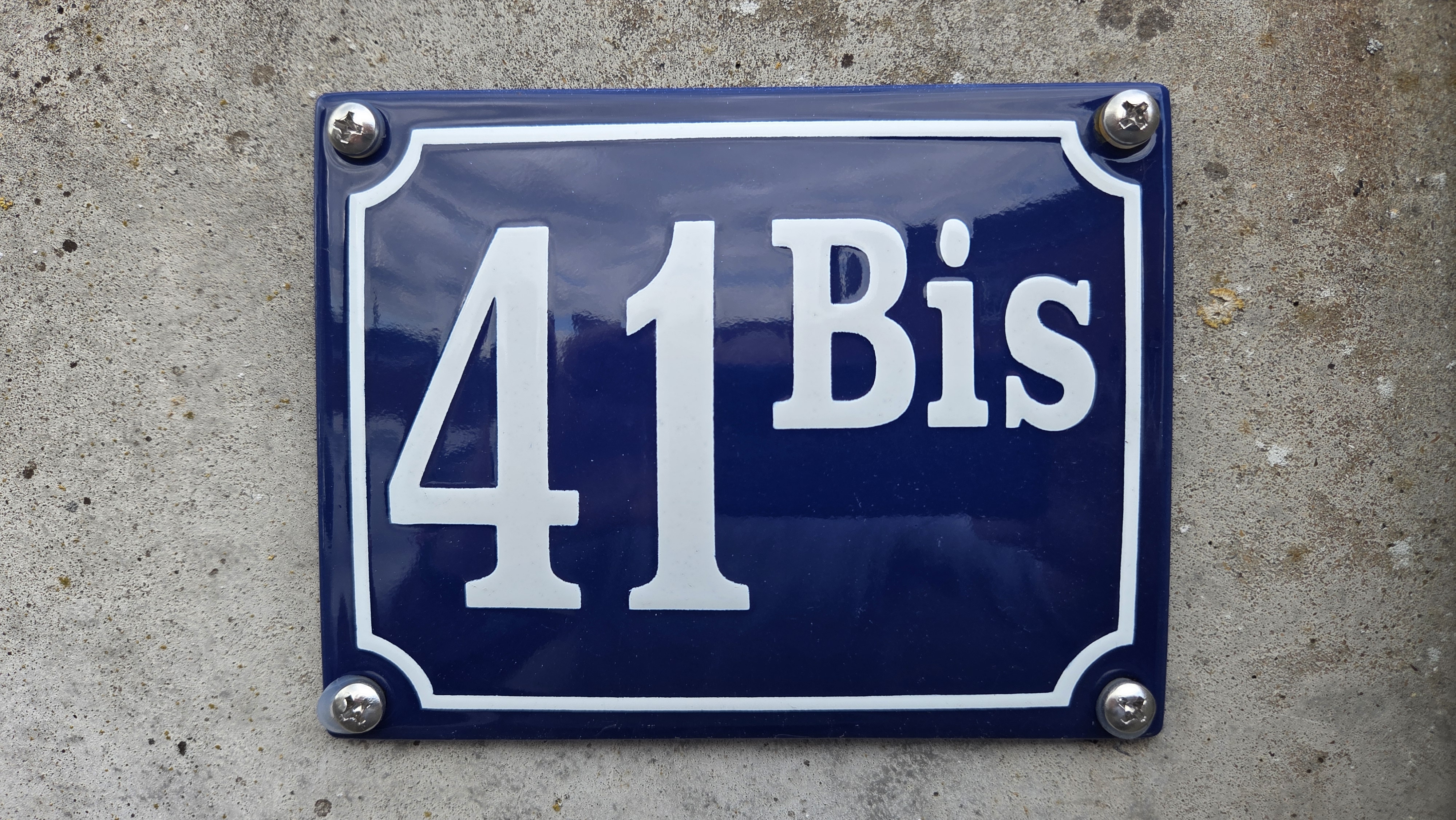 House number curved with frame
