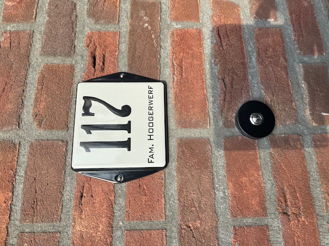 House nr + name with ear with border