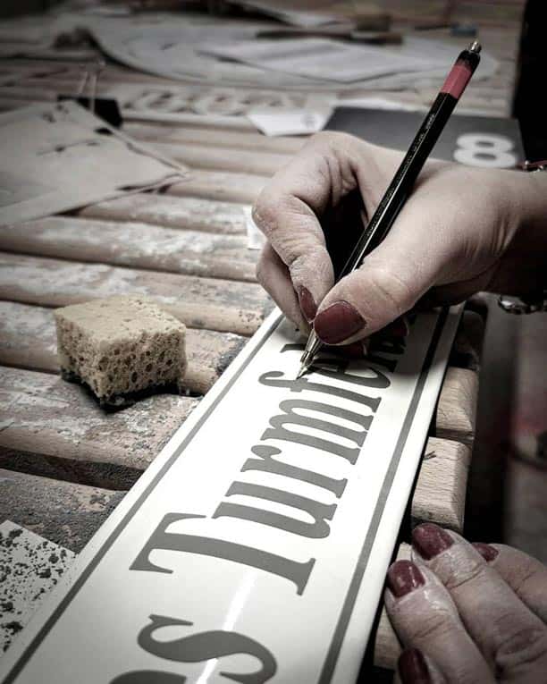 Enamel sign production by hand