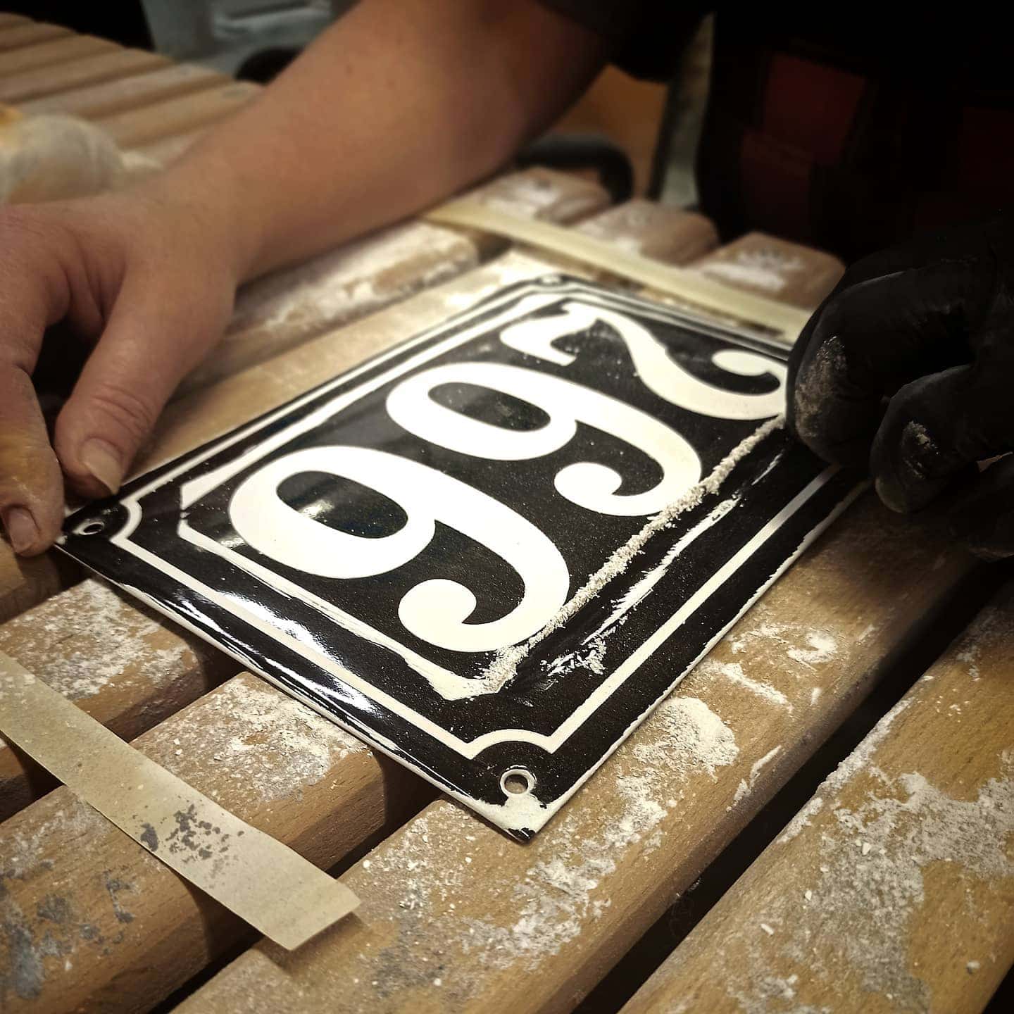 Enamel sign production by hand